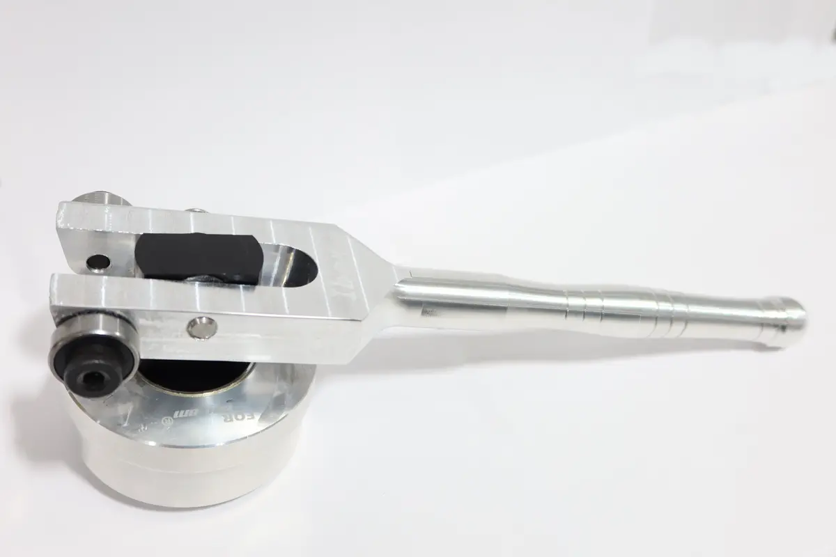 Belt Removal Tool Sil Can 1