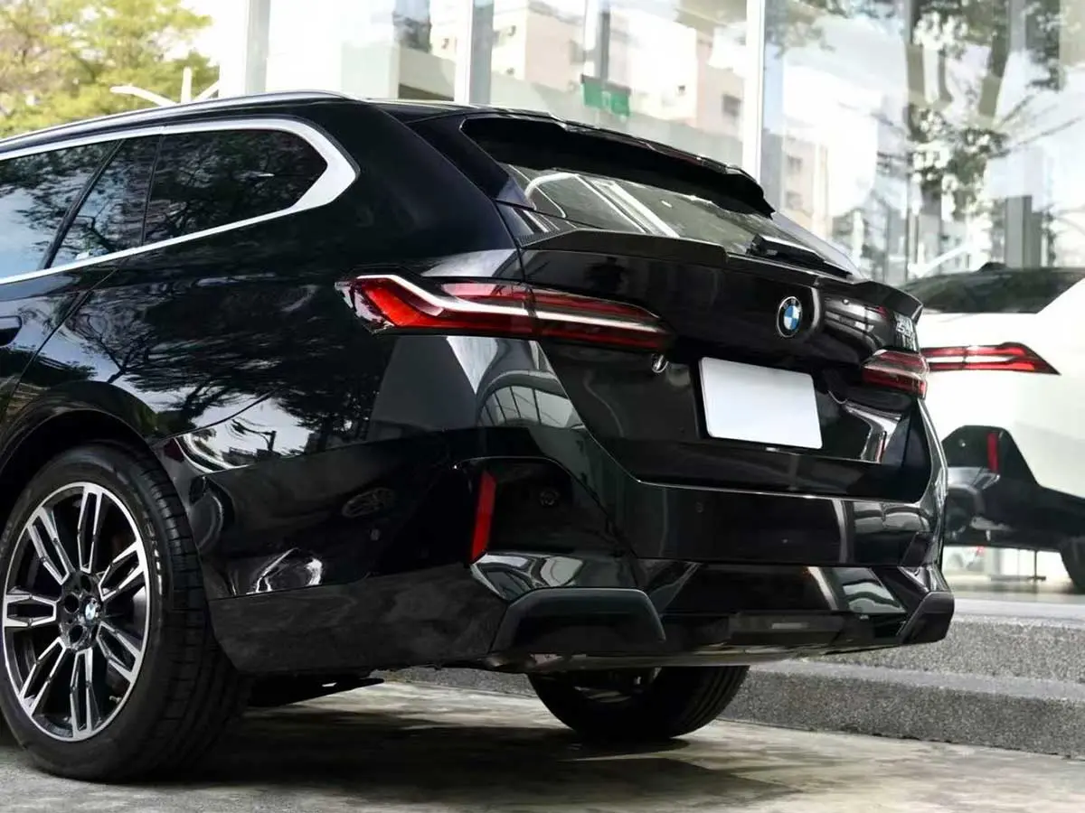 Sq-Aero Pre-Preg Carbon Fiber Mid-Hatch Spoiler - G99 M5 Touring 2